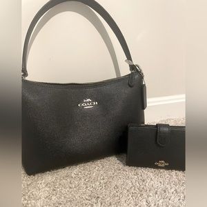 👜EUC Coach Pebbled Leather Shoulder Bag with Bi-Fold Wallet
